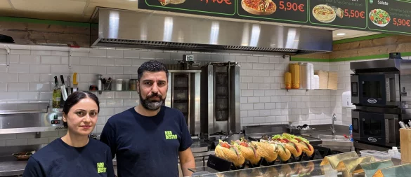 Haifaa Jirdo und Omer Alyas vom HBB Bistro im Herforder Bahnhof befürchten in den kommenden Tagen weniger Umsatz. Die wegfallenden Zughalte aufgrund von Bauarbeiten sind der Grund. Der Imbiss bleibt aber weiterhin geöffnet. - © Matthias Bungeroth