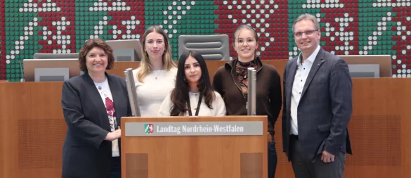 Haben sich im Plenarsaal zum Jugendlandtag getroffen: (von links) MdL Ellen Stock, Lara Deppe, Celin Ali, Ursula Wagner und MdL Dr. Dennis Maelzer. - © SPD-Wahlkreisbüro Lippe.