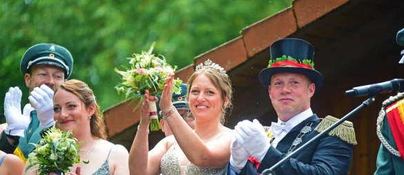 Das amtierende Königspaar Nils Oswald und Svenja Kräft. - © Nicole Ellerbrake