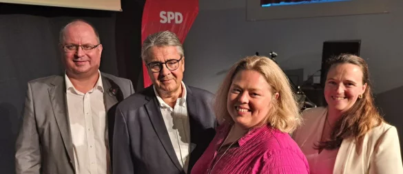 Arne Brand (stellvertretender Vorsitzender SPD Lippe, von links), Sigmar Gabriel, Landratskandidatin Ilka Kottmann und Katrin Freiberger (Vorsitzende SPD Lippe) bei der Podiumsdiskussion in Detmold. - © Carolin Brokmann-Förster