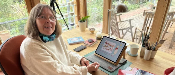Micha Klann in ihrem Atelier in Brakel. Mit Blick auf den Garten arbeitet sie digital an ihren Kinderbüchern. Nur Pudel Charlie fehlte zum Fototermin und genoss die frische Luft bei einem Spaziergang. - © Nicole Fischer