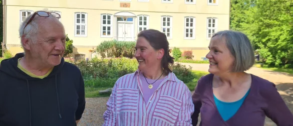 Ein weiterer Pakt für die Kultur im Blomberger Becken: Josef Spiegel und Sigrun Brunsiek (rechts) vom Verein Wasserschloss Reelkirchen haben jetzt gemeinsam mit der städtischen Kulturbeauftragten Andrea Plat (Mitte) ein Projekt ausheckt, das in der Blomberger Innenstadt stattfinden soll. - © Marianne Schwarzer
