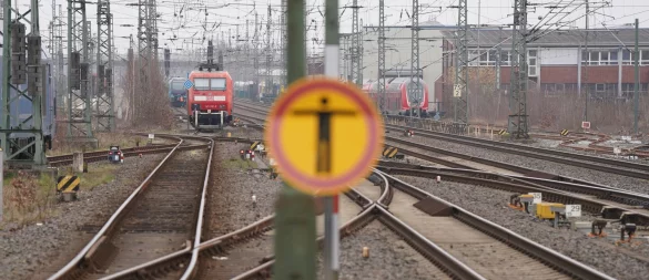 Verspätungen, Zugausfälle, Baustellen: Der Schienennahverkehr in NRW war 2024 desolat wie nie - © Marcus Brandt/dpa
