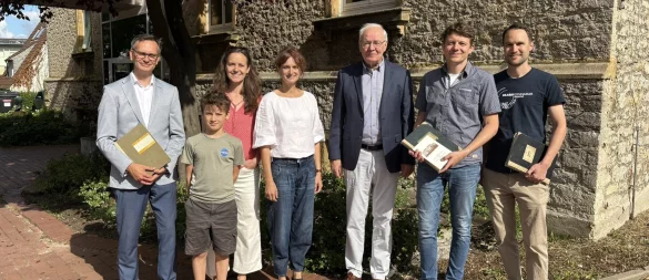 Lehrer Johannes Stüer (rechts) hat die Gruppe zusammengeholt: (von links) Dr. Claus Hilbing (kommissarischer Schulleiter), Anton Karrasch (Ururenkel von Heinrich Drake und Schüler), Nora Karrasch (Urenkelin von Heinrich Drake und ehemalige Schülerin), Frauke Wormuth (ehemalige Schülerin und heutige Lehrerin), Werner Klapproth (ehemaliger Schulleiter), Bastian von den Eichen (ehemaliger Schüler und heutiger Lehrer). - © Jan Schillmann