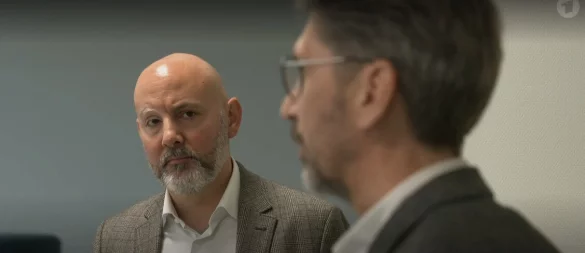 Im Beitrag der ARD zu sehen waren Heinz-Dieter Wette (rechts) und Sozialdezernent Henning Matthes (links), wie sie den Erweiterungsbau der Grundschule Kattenstroth betreten. - © Patrick Menzel