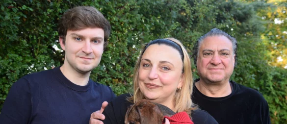 Heik Markosyan (l.), Mutter Irina Kalashyan und Vater Vahe Markosyan mit Dackel César im heimischen Garten in Spenge. - © Mareike Patock