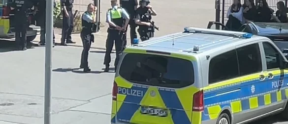 Die Polizei stellt sich am Schulzentrum Lohfeld auf. - © Oliver Tölle