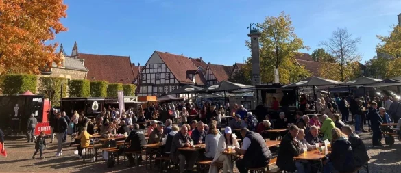 Der Salzhof mit den Foodtrucks zu einem früheren "Cheatday": Die Organisatoren hoffen für das kommende Wochenende auf ähnlich schönes Wetter. - © Oliver Siekmann/Stadt Bad Salzuflen