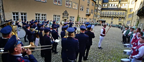 Feierlich begehen die Detmolder Schützen ihren Zapfenstreich. - © Nicole Ellerbrake