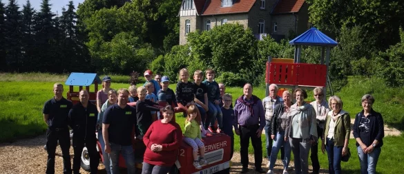 Vertreter der Löschgruppe Cappel, der Stadtverwaltung sowie dr Kirchengemeinde Cappel-Istrup freuen sich über den neuen Spielplatzstandort. - © Stadt Blomberg