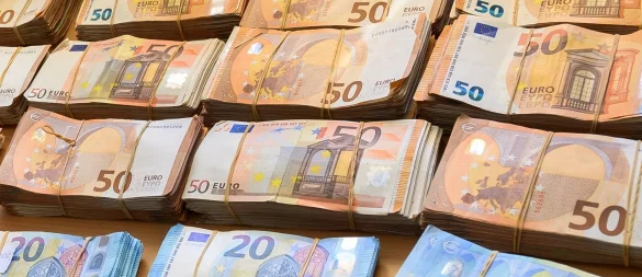 In vielen Kommunen fehlt das Geld. Das zeigt sich an verschiedenen Faktoren. - © Silas Stein/dpa