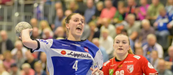 Selbst Cara Reuthal von Union Halle-Neustadt ist erstaunt, mit welcher Wucht Blombergs Andrea Jacobsen zum Torwurf kommt. - © Egon Penner