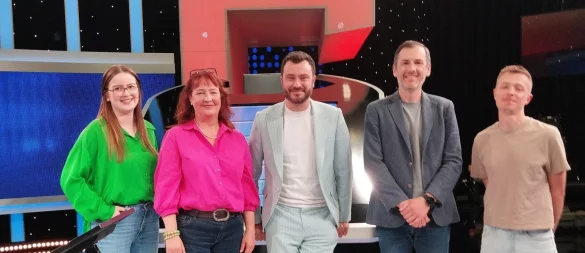 Benita Henning (links) hat gemeinsam mit Regine Förger, Goran Ivetic (Zweiter von rechts) und Ricardo Werner bei "Gefragt, Gejagt" mitgemacht. Das Team ist gegen den "Jäger" Sebastian Klussmann (Mitte), bekannt als der „Besserwisser“, angetreten. - © Fotorechte: ARD