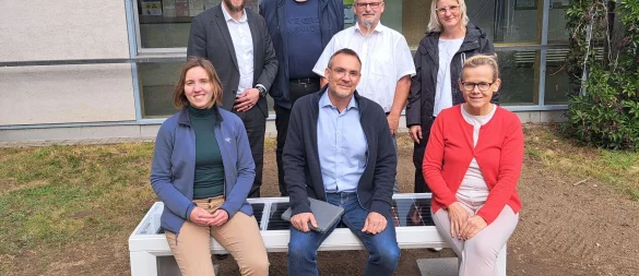 Testen die Bank am EKG: Ronja Post (Stadt Lemgo), Hauke Hillebrenner (Stadtwerke Lemgo), Boris Kohlmann und Thorsten Lüngen (beide EKG), Thomas Hahn (Stadtwerke Lemgo), Annett Schmid (Stadt Lemgo) und EKG-Schuleiterin Bärbel Fischer (von links). - © Stadt Lemgo