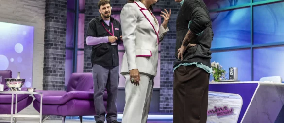 Ewa Noack und Leonard Lange im Studio, im Hintergrund Hartmut Jonas als Aufnahmeleiter. - © JochenQuast/Landestheater