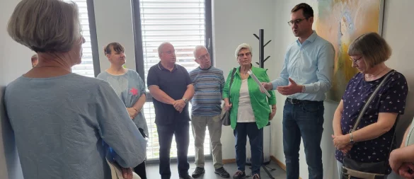 Bürgermeister Matthias Kalkreuter (Zweiter von rechts) stellt sich dem Gespräch mit den Mitgliedern des AWO-Ortsvereins. - © Vasco Stemmer