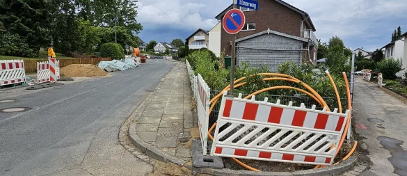 Während an vielen Stellen im Stadtgebiet der Ausbau schon weitgehend abgeschlossen ist, muss an anderen Orten, wie hier im Elmarweg, die Glasfaser noch verlegt werden. - © Jost Wolf