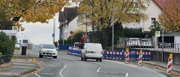 Ohne gelbe Markierungen auf der Straße muss sich der Begegnungsverkehr auf der Blomberger Straße neben der aktuellen Wanderbausstelle selbst seine Fahrspur suchen und dabei auch den Randstreifen mit Radweg nutzen. - © Jost Wolf