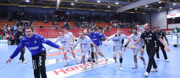 Angeführt von Constantin Möstl feiert der TBV seinen Derbysieg. - © Paul Cohen