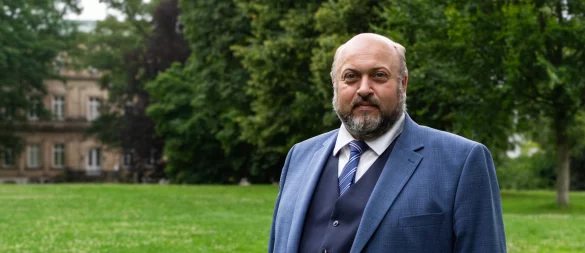 AfD-Bürgermeisterkandidat Viktor Hübner an seinem Lieblingsplatz in Detmold, dem Palaisgarten. Hier hat er seiner Frau den Heiratsantrag gemacht. - © Raphael Bartling