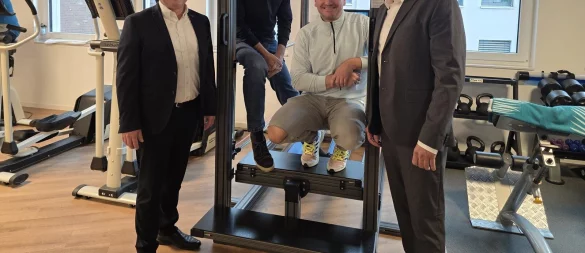 Peter Kinnett (Vorstand BKK Miele), Siegfried Rösel (Oberarzt am Klinikum Gütersloh), Sebastian Mäueler (Geschäftsführer Mobilo) und Stefan Döding (Geschäftsbereichsleiter BKK Bertelsmann) sind maßgeblich am Netzwerkaufbau der Onkologischen Trainingstherapie in Gütersloh beteiligt. - © Celina Allard