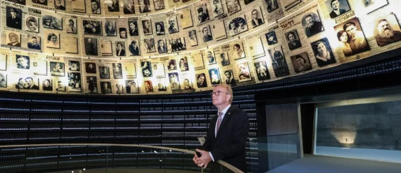 Landtagspräsident André Kuper in der zentralen Holocaust-Gedenkstätte Yad Vashem in Israel. - © Landtag/Melanie Zanin