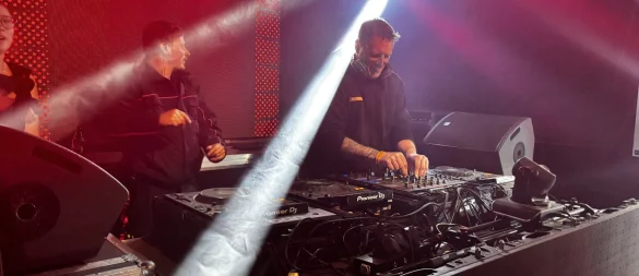 Beim Umsonst-und-draußen-Festival Holter Meeting hat sich Ralf Huxohl (rechts, mit George Muntz) um die Licht- und Bühnentechnik der Electronic Music Stage gekümmert, und als finaler DJ auch selbst aufgelegt. Foto: Ralf Huxohl - © Ralf Huxohl