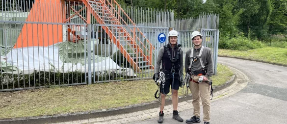Bereit für den Aufstieg: Bauingenieur Martin Altevogt (links) und Reporter Kyrill von Matuschka vor dem Sendemast. - © Kyrill von Matuschka