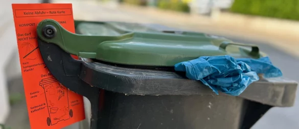 Essenreste oder Gartenabfälle dürfen hinein, Plastik oder kompostierbares Plastik nicht. Wer sich daran beim Befüllen der Biotonne nicht hält, der sieht in Gütersloh die Rote Karte. - © Christian Bröder