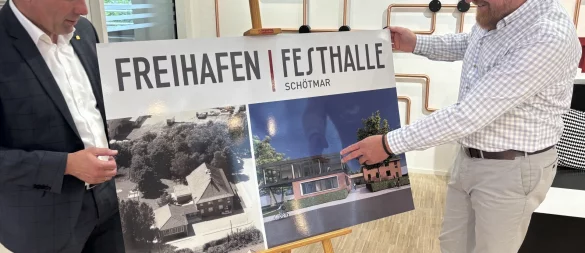 "Festhalle" und "Freihafen": Das markante Gebäude an der Uferstraße soll künftig zwei Namen tragen. Stadtwerke-Geschäftsführer Volker Stammer (rechts) erläutert Bürgermeister Dirk Tolkemitt das Konzept dahinter. - © Thomas Reineke