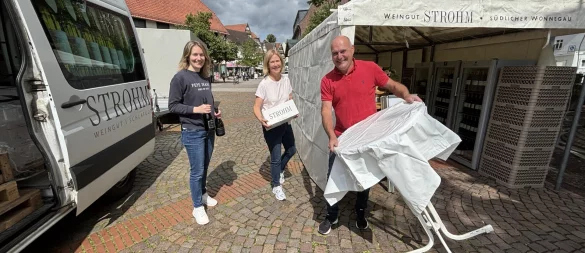 Aufbau auf dem Salzhof: (von links) Sophie, Lydia und Rüdiger Strohm freuen sich bereits auf die vier Tage auf dem Salzufler Weinfest. Sie sind mit ihrem Weingut Strohm (Rheinhessen) das 26. Mal auf dem Salzhof vertreten. - © Thomas Reineke