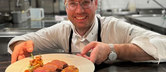 Ingo Seidensticker, Inhaber des Germanenhofs in Steinheim, präsentiert ein Rehrücken unter roter Zwiebel-Senfkruste mit Pfifferlingsomelette und Kartoffelcrumble. - © Seidensticker
