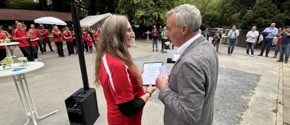 Ricarda Kersten, Leiterin Bogensport, erhält von Bürgermeister Dirk Tolkemitt für ihren Einsatz für den neuen Schießstand eine Ehrenurkunde des Stadtsportverbandes (SSV). - © Thomas Reineke