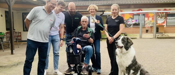 Helmut Tiekötter (Mitte) verfolgt per Handy-App die Stromproduktion auf dem Bielefelder Tierheimdach. Mit dabei, v.l.: Marcus Michels, Nico Kozlik, Heinrich Stückemann, Ulrike Graeser, Anjuli Barber und Hund Bella. - © Ivonne Michel