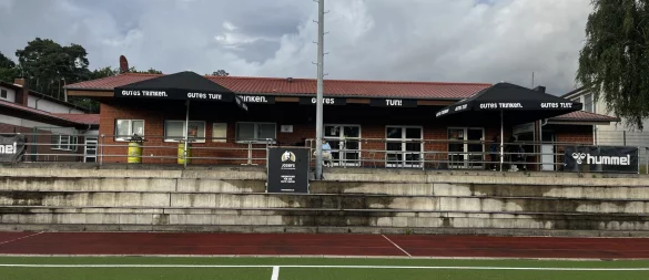 Das Sporthaus Rennekamp ist nach einem Wasserschaden derzeit nicht nutzbar. Auch müssen die Außenkabinen saniert werden. - © Bildrechte: FC Fortuna