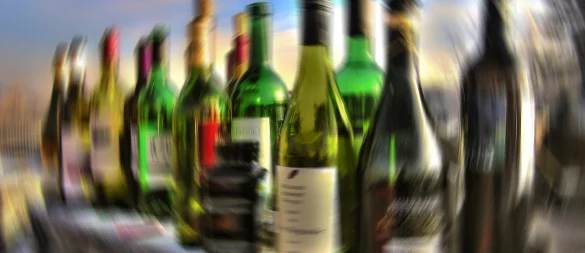 Zu viel Alkohol kann abhängig machen. Selbsthilfegruppen können beim Absprung aus der Sucht helfen. - © Pixabay