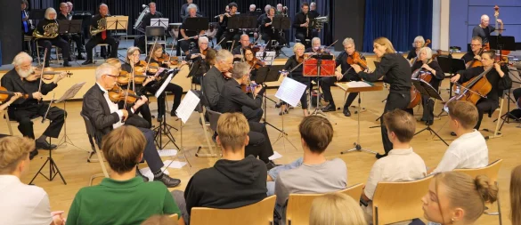 Die Orchestergesellschaft Detmold überzeugt im facettenreichen Zusammenspiel unter Leitung von Robert Lillinger in der Aula des Gebrüder-Humboldt-Gymnasiums. - © Thomas Krügler