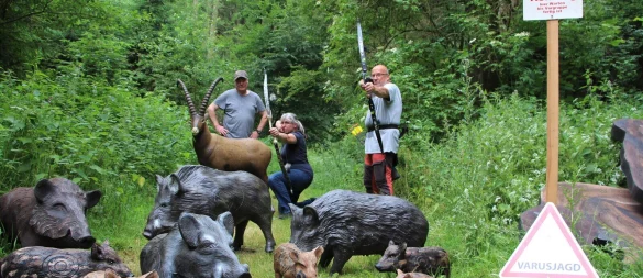 Norbert Thierjung und seine Frau Regina sowie Peter Hartwig (rechts) auf der "Varusjagd" im Teutoburger Wald. - © Astrid Sewing
