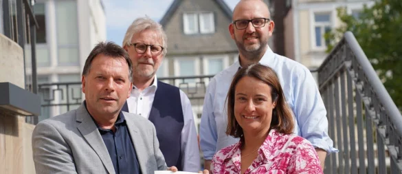 Regierungspräsidentin Anna Katharina Bölling überreicht Bürgermeister Frank Hilker den Förderbescheid. Im Hintergrund: der Technische Beigeordnete Thomas Lammering und Martin Kölczer, Leiter des Fachbereichs Stadtentwicklung (von links). - © Stadt Detmold