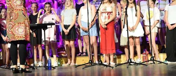 Die von Stefanie Dermann dirigierte und von Alfons Haselhorst am Klavier begleitete Chor-AG I verbindet ihren Auftritt mit schauspielerischen Szenen und der Frage Wer wird Luhmannaire?. Foto: Karin Prignitz - © Karin Prignitz
