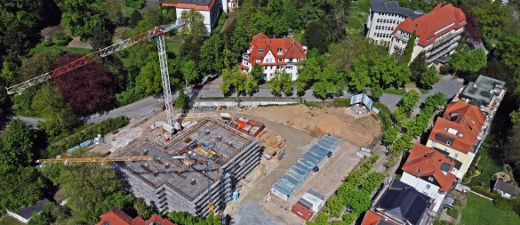 Der neue Medicampus wächst im Dreieck zwischen Sophienstraße (Bildmitte) und Parkstraße (rechts) in die Höhe. Ein zweiter Komplex könnte parallel zur Parkstraße entstehen. Hierfür laufen laut Angaben der Projektverantwortlichen
Gespräche mit der Stadt. Oben rechts ist der leerstehende Fürstenhof zu sehen, der bald zu einem Vier-Sterne-Hotel umgebaut werden soll. - © Nicole Ellerbrake