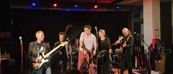 Die "Brothers in Blue" spielen eine Hommage an Eric Clapton - mit Gästen auf der Bühne, zum Beispiel Sängerin Paulina Hornung. - © Philip Marx