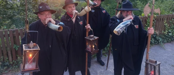 Franz Grünwald (von links), Josef Kirchhoff, Ralf Hoffmann und Andreas Wellmann sind die Nachtwächter von Schwalenberg. Neben dem Signalhorn gehört auch ein Umhang, ein Hut, eine Handlaterne sowie eine Hellebarde zur Ausrüstung des Nachtwächters. - © Michaela Weiße