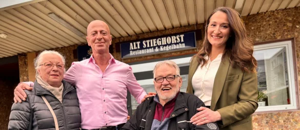 Gabriele Jakilski, Halil Oduncu, Leopold Stöbich und Vlora Berisha vor dem "Alt Stieghorst" an der Stettiner Straße. - © Eike J. Horstmann