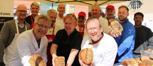 Das Team der Bäcker- und Fleischer-Innung Paderborn-Lippe hat auf dem Marktplatz in Detmold wieder seine Produkte in den Ring geschickt. - © Janet König