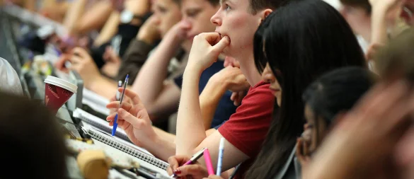 Landesweit gehörte BWL im Wintersemester 2024/25 zu den beliebtesten Studienfächern. Auch in OWL zeichnet sich dieser Trend ab. - © picture alliance / dpa