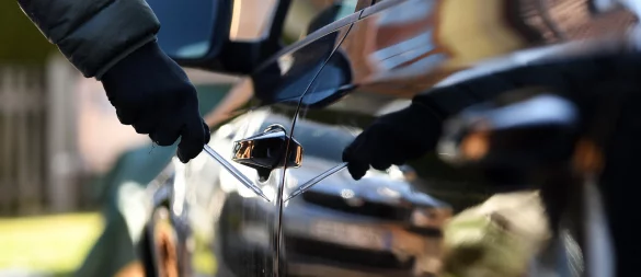 Zweimal ist das Auto einer Lagenserin zerkratzt worden, dann wurden die Reifen zerstochen. Es gibt einen Tatverdacht, aber letztlich keinen konkreten Beweis, wer dafür verantwortlich ist. Sie machte den Fall öffentlich und weitere Geschädigte meldeten sich. Der Kommunale Ordnungsdienst ist jetzt rund um den Sedanplatz öfter zu sehen. - © picture alliance/dpa
