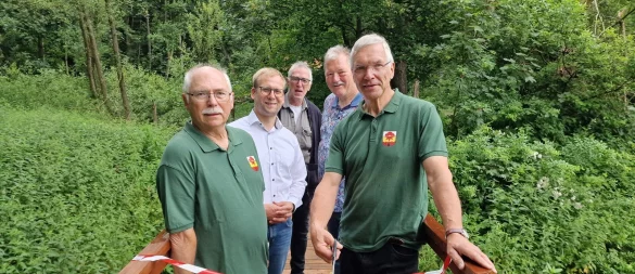 Rainer Pohl (von links), Borris Ortmeier, Werner Linneweber, Willi Düwel und Manfred Korf weihen die neue Brücke im Wald bei Alverdissen offiziell ein. - © Nadine Uphoff