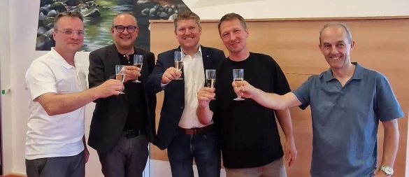 Ratsherr und Initiator Roman Paschek, Bürgermeister Markus Baier, Vorstandsmitglied Hagen Eberhardt von der Sparkasse Lemgo, Künstler Patrik Wolters und TuS-Laubke-Vorsitzender Stephan Lübbers. - © Stadt Lemgo