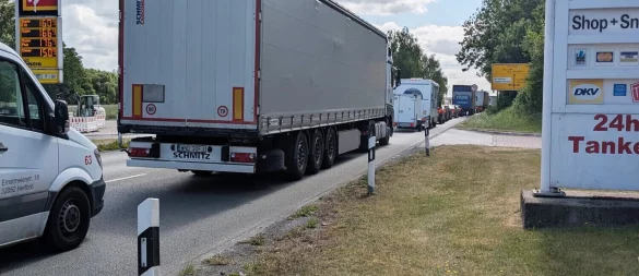 Auf der B239, hier im Abschnitt "Am Zubringer", hat sich am Donnerstag stundenlang der Verkehr gestaut. Und auch an anderen Stellen im Stadtgebiet herrschten teils chaotische Verkehrsverhältnisse. - © Martina Gerken